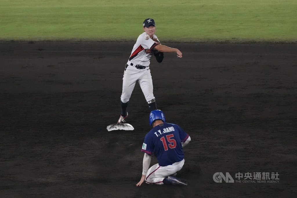U18世界盃棒球賽超級循環賽複賽11日正式開打，韓國隊（白衣）首戰與台灣隊（藍衣）交手，4局上台灣進攻，韓國小將演出雙殺守備。中央社記者徐肇昌沖繩攝  114年9月11日