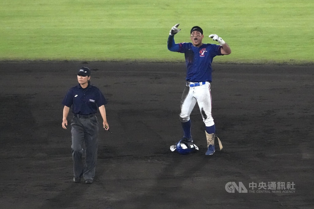 U18世界盃棒球賽超級循環賽複賽11日開打，台灣隊首戰迎戰韓國隊，5局上，台灣處於落後劣勢，打者曾聖恩（右）成功擊出二壘安打開心歡呼，提振士氣。中央社記者徐肇昌沖繩攝  114年9月11日