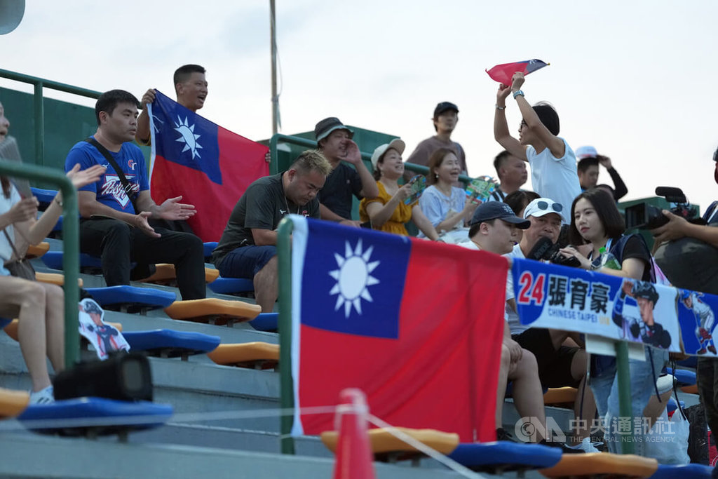 U18世界盃棒球賽超級循環賽11日開打，台灣首戰迎戰韓國，台灣民眾帶著中華民國國旗為選手加油。中央社記者徐肇昌沖繩攝　114年9月11日