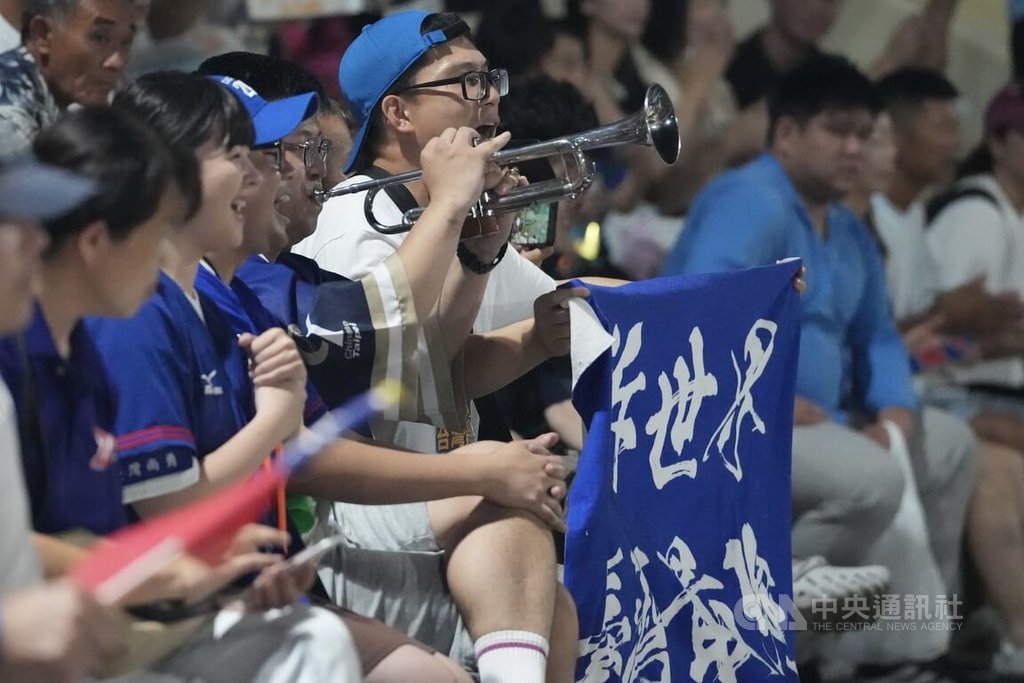 U18世界盃棒球賽超級循環賽11日在日本沖繩正式開打，台灣隊首戰與韓國隊交手，場邊台灣球迷吹起小喇叭賣力加油。中央社記者徐肇昌沖繩攝  114年9月11日