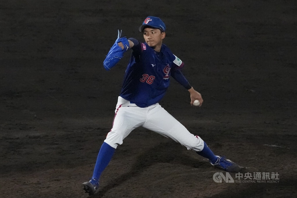 U18世界盃棒球賽台灣隊11日在超級循環賽首戰迎戰勁敵韓國，5局下，台灣隊左投鍾亦恩（圖）接替登板。中央社記者徐肇昌沖繩攝　114年9月11日
