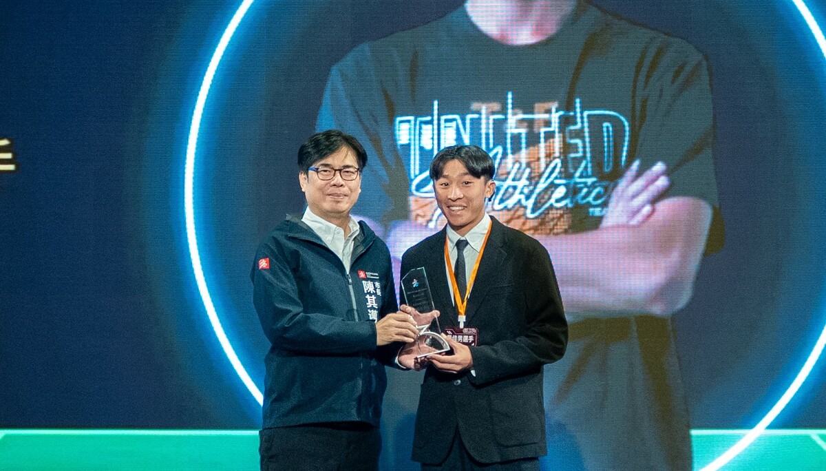 文山高中吳慕安(右)自陳其邁(左)手中接下 「年度最佳男選手」獎牌。 圖：高雄市運發局/提供