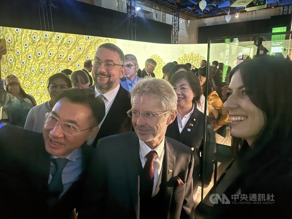 「故宮文物百選及其故事」特展11日在捷克國家博物館盛大揭幕。立法院副院長江啟臣（前左）、捷克參議長維特齊（前中）與眾議長艾達莫娃（前右）和人氣國寶「翠玉白菜」自拍合影。中央社記者劉郁葶布拉格攝 114年9月12日 圖：中央社提供