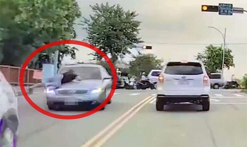 台中街頭出現女子趴引擎蓋擋車的驚悚畫面，駕駛竟是詐騙車手。 圖：翻攝自「記者爆料網」