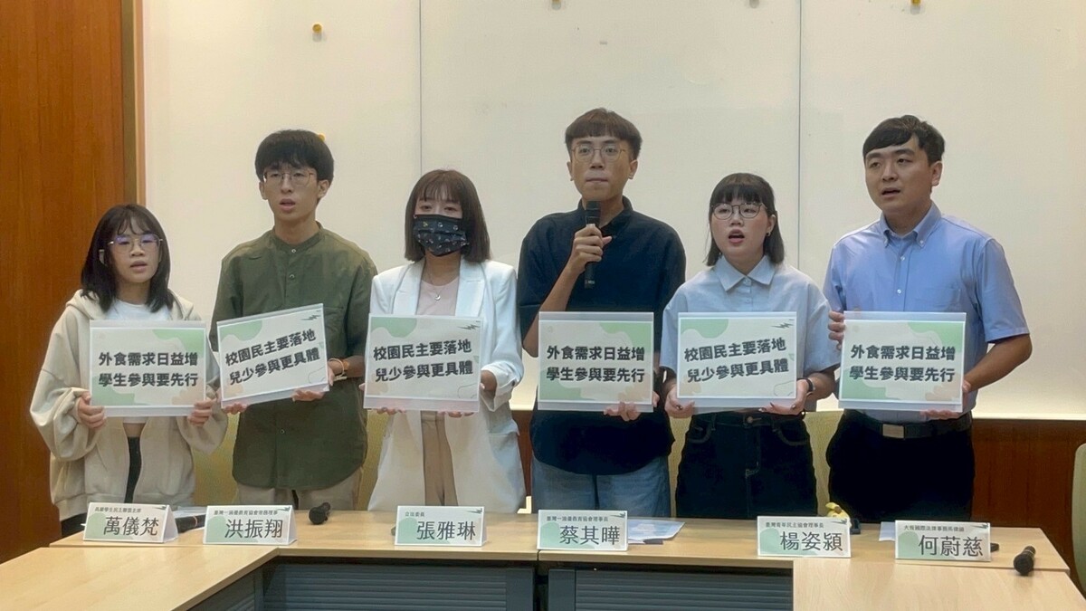 學生團體EdYouth台灣一滴優教育協會、台灣青年民主協會與高雄學生民主聯盟今（12）日偕立法委員張雅琳共同召開記者會，肯定學生行動促使校方正視餐點問題，並強調外食爭議核心在於校園民主與學生表意權的落實。 圖：台灣青年民主協會提供