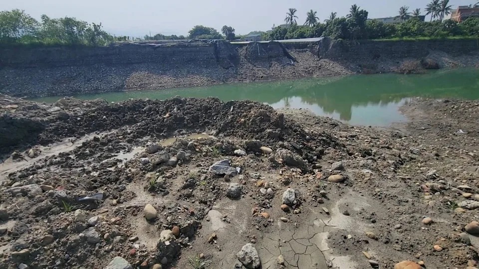 高雄美濃地區爆出不法集團盜採農地砂石，導致農地變成巨坑。 圖：翻攝自柯志恩臉書