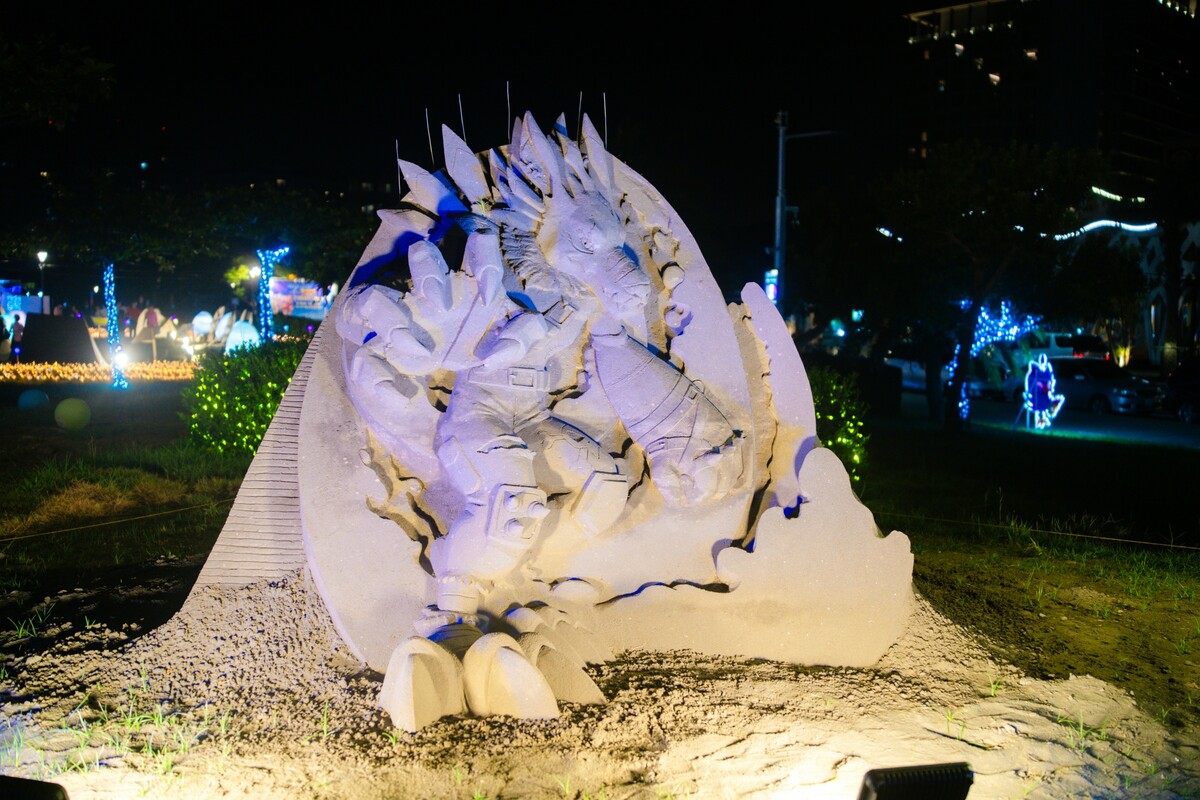 八里城市沙雕展與經典動畫《數碼寶貝》合作，現場有數位互動遊戲、沙雕體驗。 圖：新北市高灘地工程管理處／提供