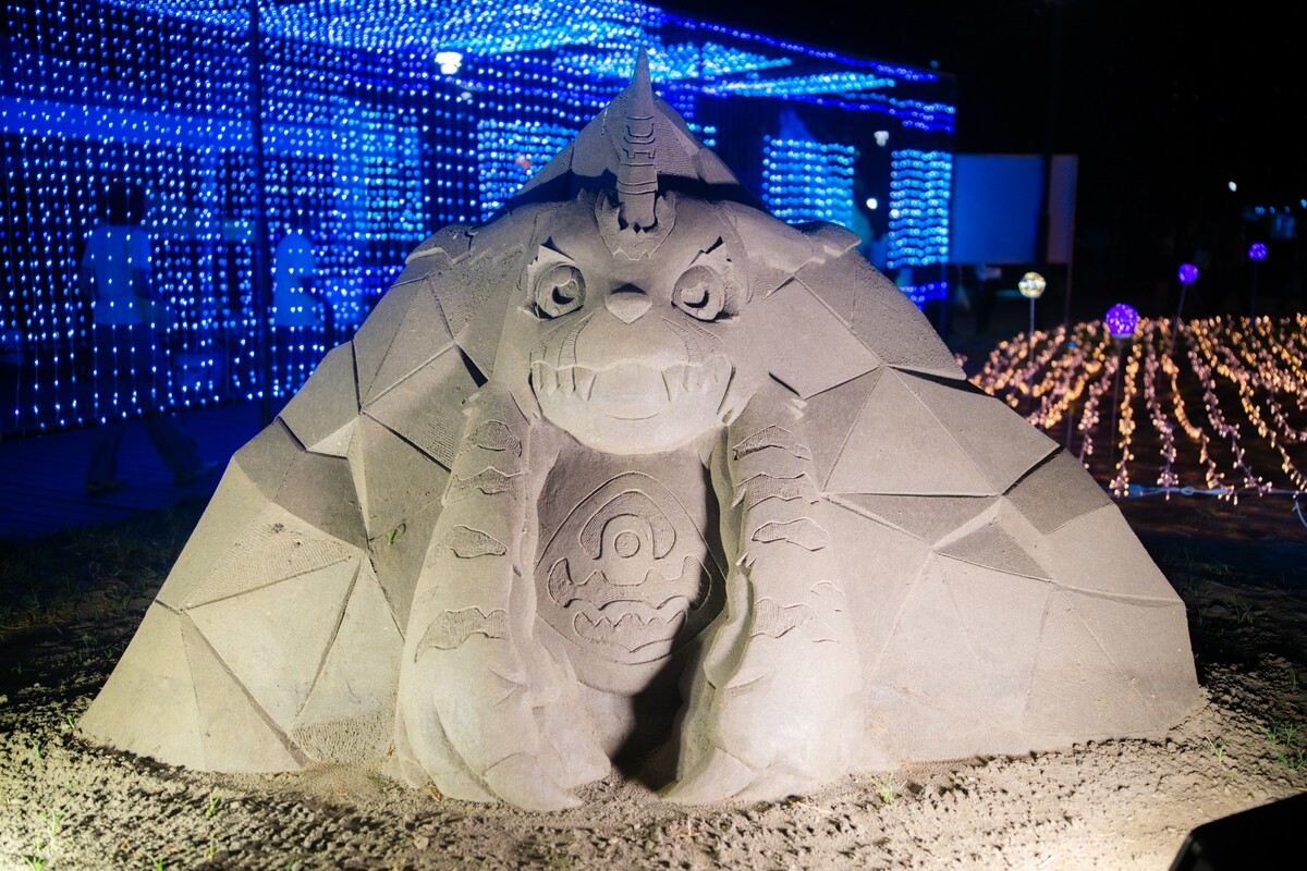 八里城市沙雕展與經典動畫《數碼寶貝》合作，展至10月12日。 圖：新北市高灘地工程管理處／提供