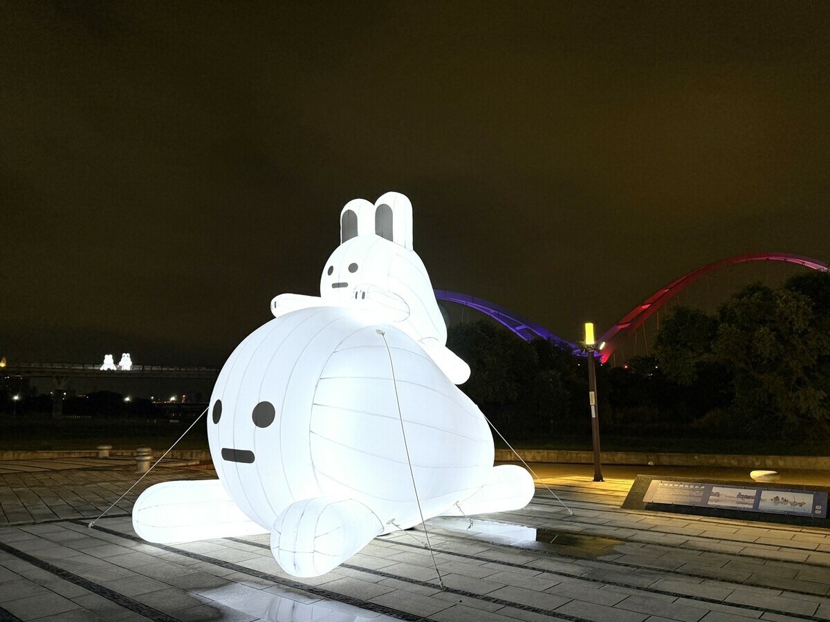 高灘處攜手新銳藝術家Alan Hong，創作出3座「兔兔Q」巨型氣偶。 圖：新北市高灘地工程管理處／提供