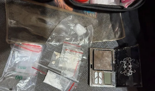 警方在現場查獲一把改造手槍，以及海洛因、安非他命等毒品。 圖：警方提供