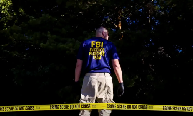 執法單位曾短暫帶走兩名與案情有關的人員詢問，但後來釋放；FBI 已公布數張疑犯影像並提供獎金，呼籲任何知情者向執法機關通報。 圖:翻攝自新黃河