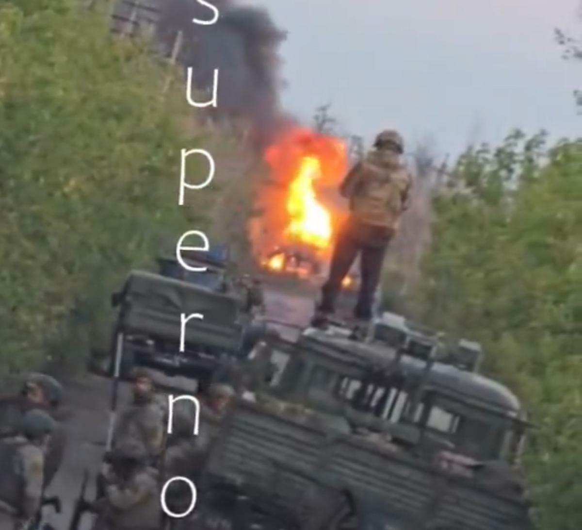 烏軍無人機部隊日前在札波羅熱州被佔區，鎖定俄軍車隊發動攻擊。 圖：翻攝自X