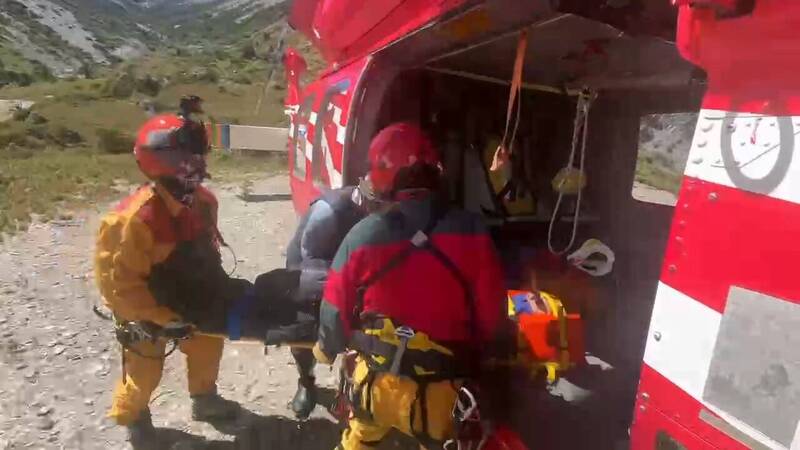52歲陳姓登山客近日隨團攀登南湖大山群峰，卻在登山途中不慎跌倒受傷，後續由特搜隊員以擔架搬運上機。 圖：空勤總隊提供