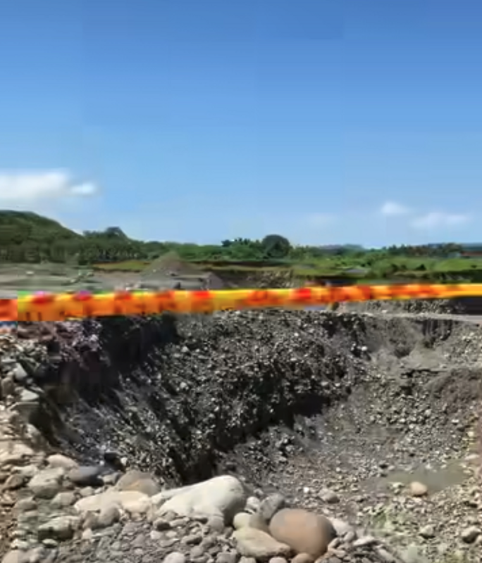 高雄市美濃區吉洋地區近期爆出，有不肖業者盜採砂石，造成當地出現大峽谷般巨大坑洞。 圖：翻攝自柯志恩臉書