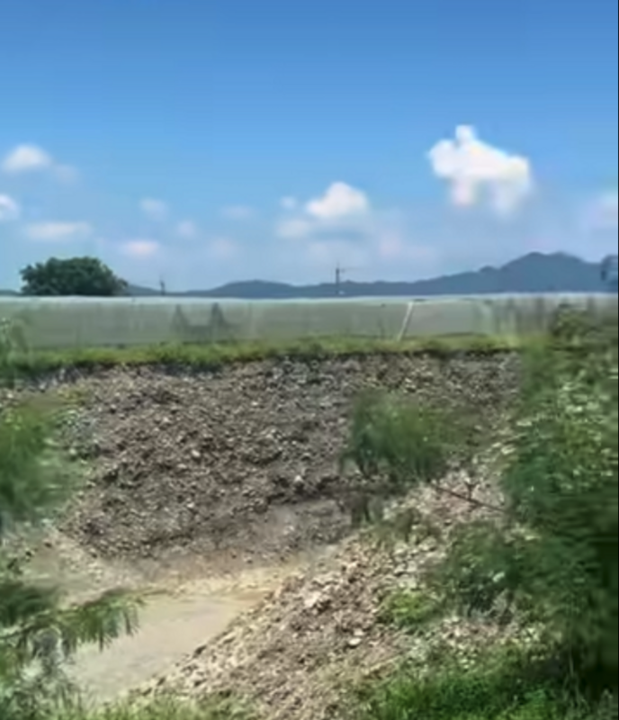 高雄市美濃區吉洋地區近期爆出，有不肖業者盜採砂石，造成當地出現大峽谷般巨大坑洞。 圖：翻攝自柯志恩臉書