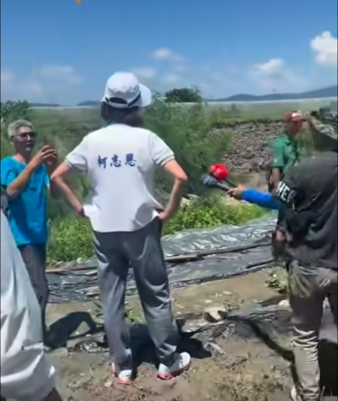 國民黨立委柯志恩12日召集高雄市府及中央多個單位前往會勘，她質疑大坑洞存在絕非是只存在1、2個月時間，且附近居民都知道，「那為什麼高雄市政府不知道？」 圖：翻攝自柯志恩臉書