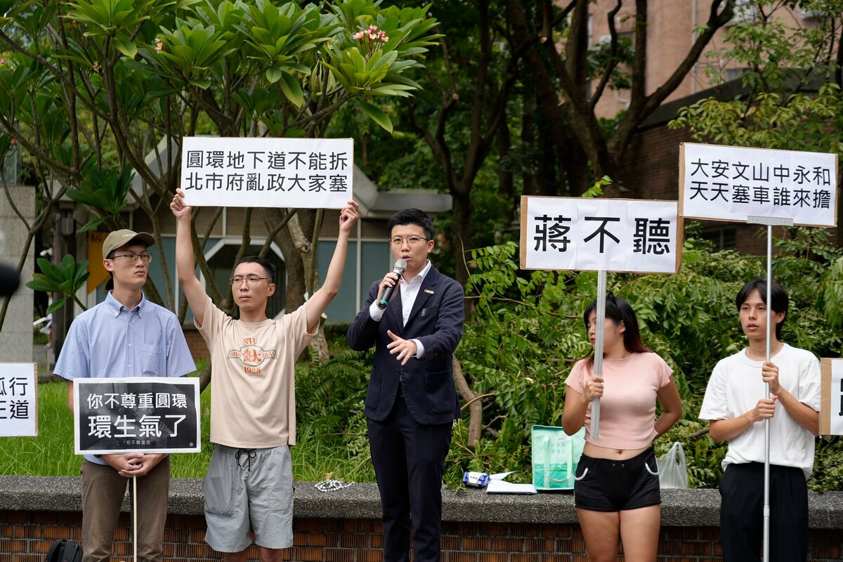 台北市議員苗博雅（中）日前出席守環行動團隊宣講，強調改善公館圓環安全，不必填平地下道，她提出《民間版安全標線改造案》，有學理支持可提升安全性。 圖：取自「公館圓環守環行動」臉書