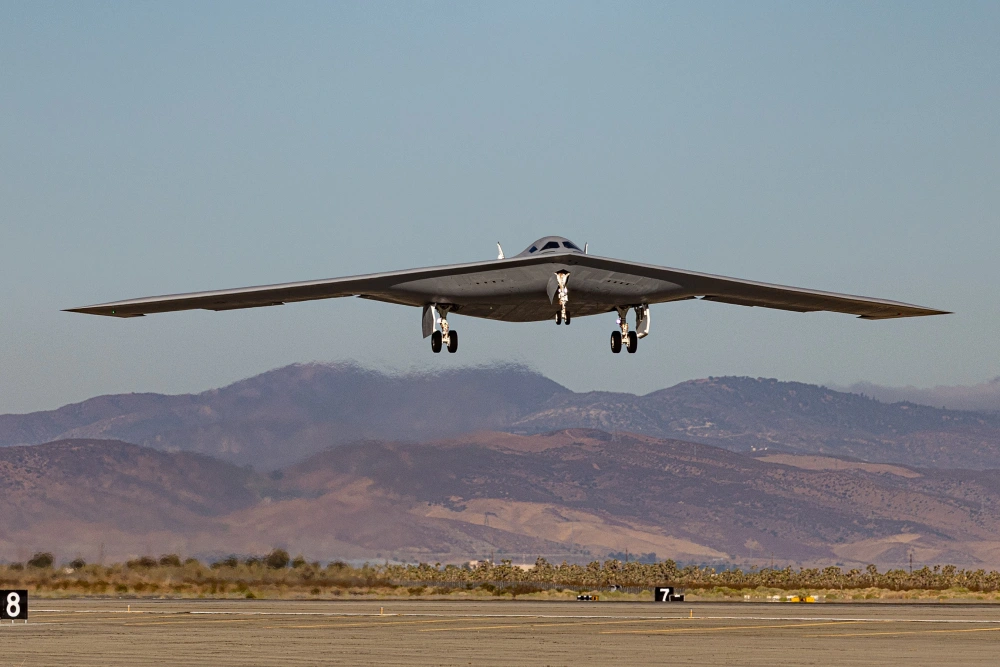 第二架 B-21 戰鬥機首次試飛。 圖：翻攝自 騰訊新聞@觀察者網