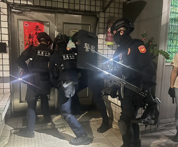 霹靂小組破門攻堅，當場查獲以52歲洪姓男子為首的「天九牌」職業賭場。 圖：新北市刑事警察大隊提供