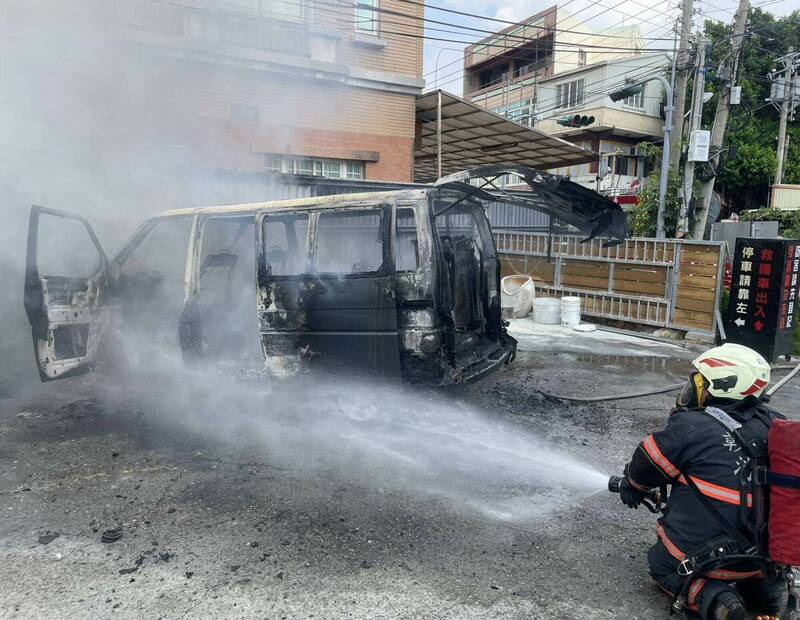 火勢燃燒猛烈，造成事故廂型車被燒成骨架，面目全非。停放路邊的廂型車因不明原因突然竄火燃燒。火勢燃燒猛烈，濃煙直竄天際 圖：消防局提供