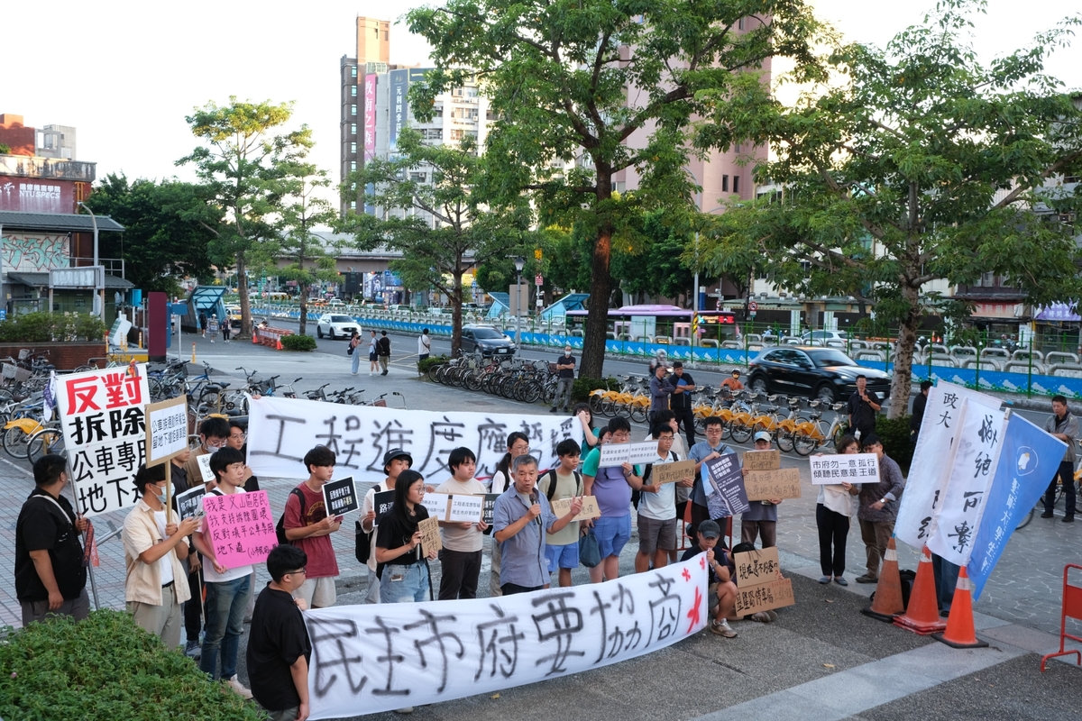 大學生團體、城鄉所與北科大老師及路權團體代表，11日齊聚公館圓環短講、並繞行圓環。 圖：台大城鄉所學生提供
