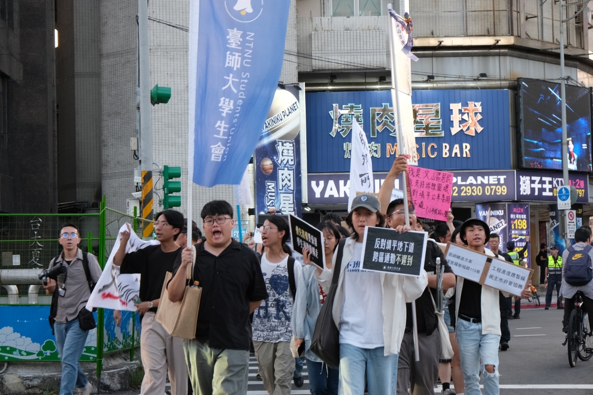 大學生團體、城鄉所與北科大老師及路權團體代表，11日齊聚公館圓環短講、並繞行圓環。 圖：台大城鄉所學生提供