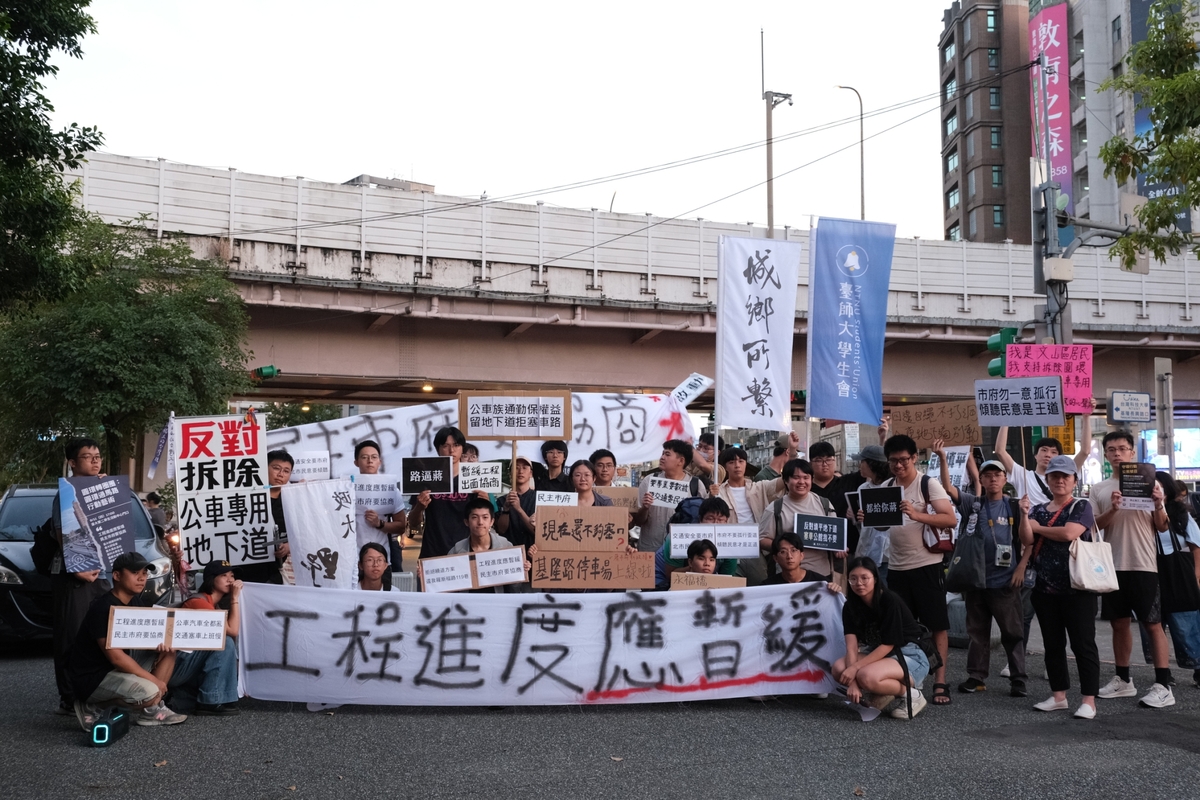 大學生團體、城鄉所與北科大老師及路權團體代表，11日齊聚公館圓環短講、並繞行圓環。 圖：台大城鄉所學生提供