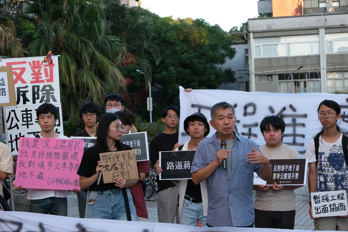 大學生團體、城鄉所與北科大老師及路權團體代表，11日齊聚公館圓環短講、並繞行圓環。 圖：台大城鄉所學生提供