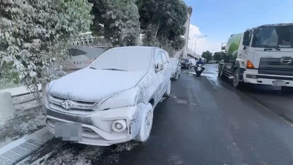 台中水泥廠爐石粉洩漏，周圍停放車道如同被積雪覆蓋。 圖：民眾提供