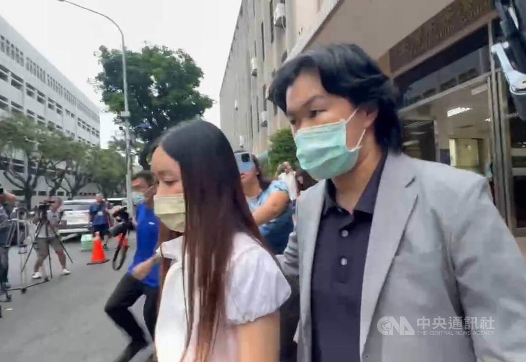 民進黨台北市議員陳怡君（右2）涉貪案，高院12日自為裁定陳怡君與辦公室主任張惠霖（右）具保停押，需帶個案手機定時自拍線上報到。2人下午一同離開高院，全程不發一語。中央社記者謝幸恩攝  114年9月12日