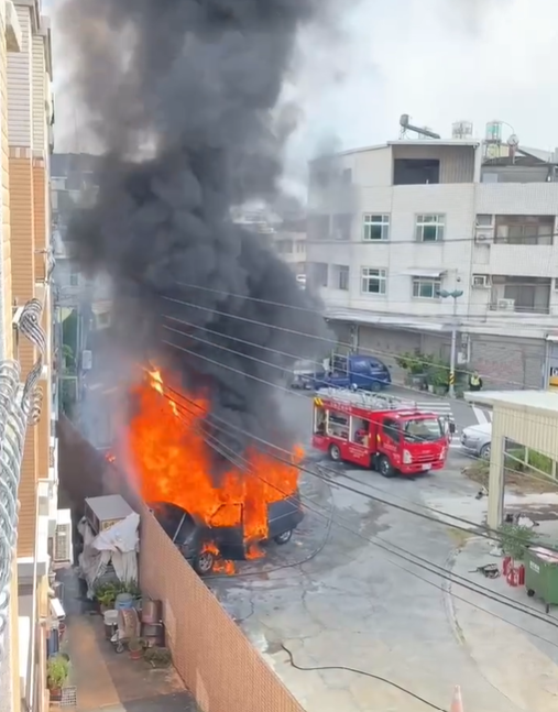 停放在民意街上的廂型車突然因不明原因起火燃燒。火勢燃燒猛烈，濃煙直竄天際。 圖：翻攝自「彰化縣媒體記者協會」臉書專頁影片