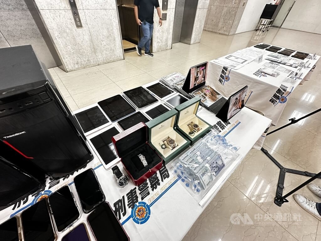 蘇姓男子開設傳藝公司及工作室，找女網紅在交友軟體搭訕男網友，涉嫌以愛情詐騙誘拐被害人。刑事局日前發動搜索並查獲現金等證物，逮捕蘇男及16名女網紅共48人，警詢後依法送辦。中央社記者劉建邦攝　114年9月12日