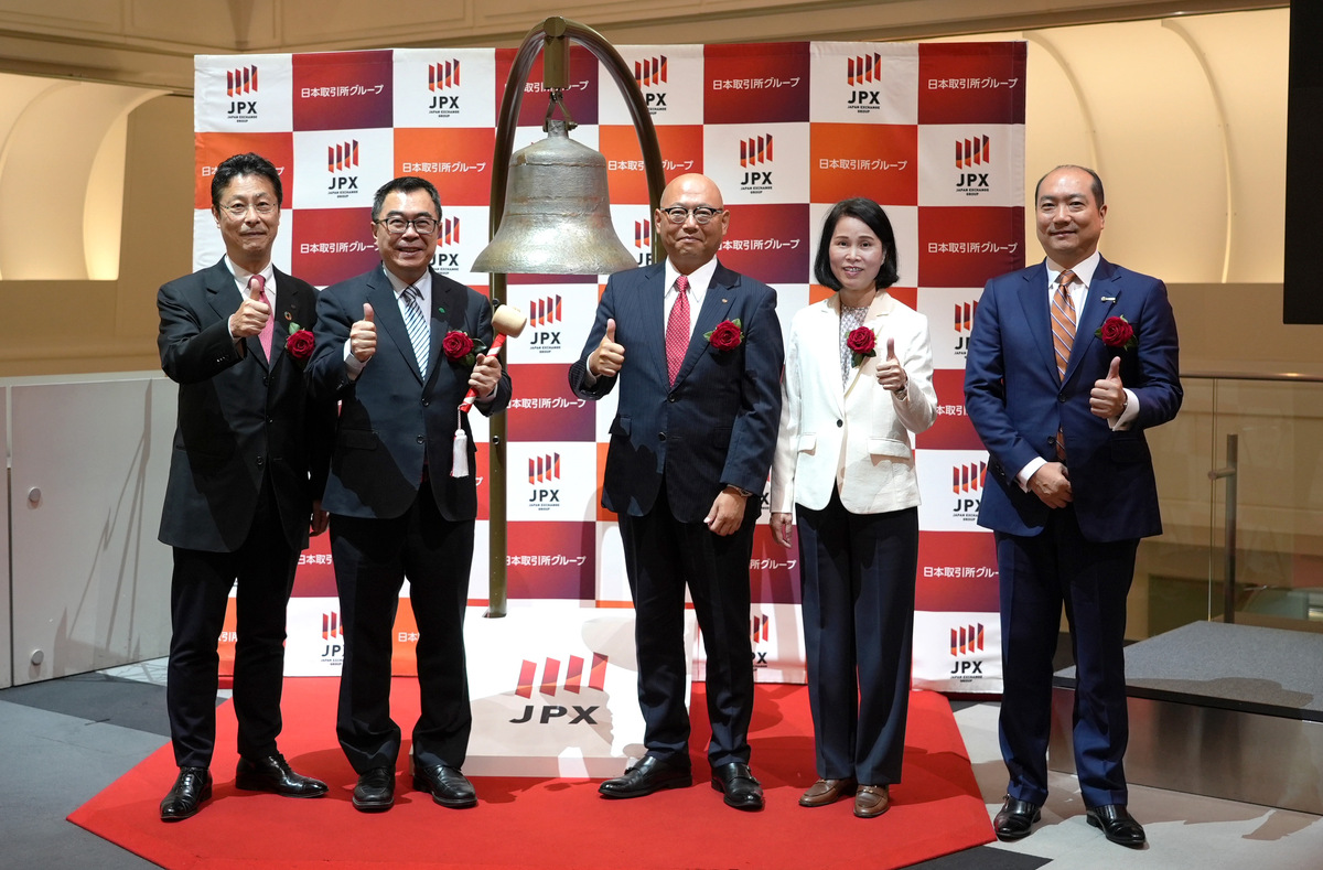 台灣投信業者跨出歷史性的重要時刻，國泰投信00881 ETF今日於東京證交所掛牌上市。(左至右為大和證券副社長岡裕則、國泰投信總經理張雍川、大和資產管理社長佐野径、臺灣證券交易所總經理李愛玲、大和資產管理海外投資顧問負責人永島俊太郎) 圖: 國泰投信/提供