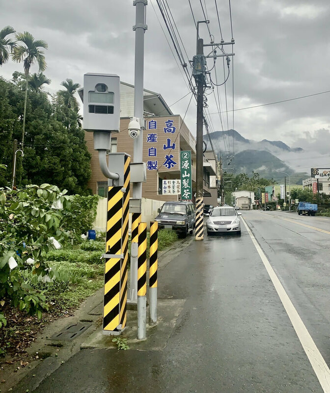 南投縣警察局為預防交通事故，在鹿谷鄉縣道151線10公里處設置1支固定式測速照相桿（圖），114年1至8月共取締5992件，顯示此處車流頻繁且易超速，警方呼籲駕駛人應遵守速限，確保行車安全，也避免受罰。（警方提供）中央社記者蕭博陽南投縣傳真  114年9月12日