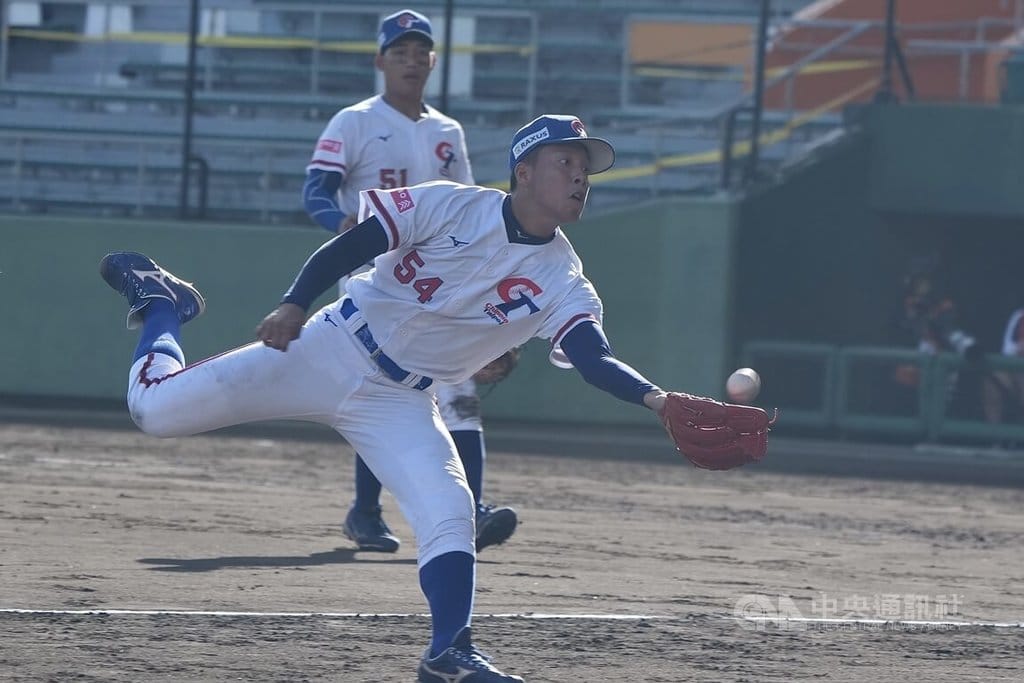 U18世界盃棒球賽台灣隊12日複賽第2戰與波多黎各打到延長賽，8局台灣換上後援投手賴謙凡（前），投2局成功壓制對手未失分。圖為賴謙凡一度飛撲對手點出的內野飛球，不過最後球掉了出來。中央社記者徐肇昌沖繩攝  114年9月12日