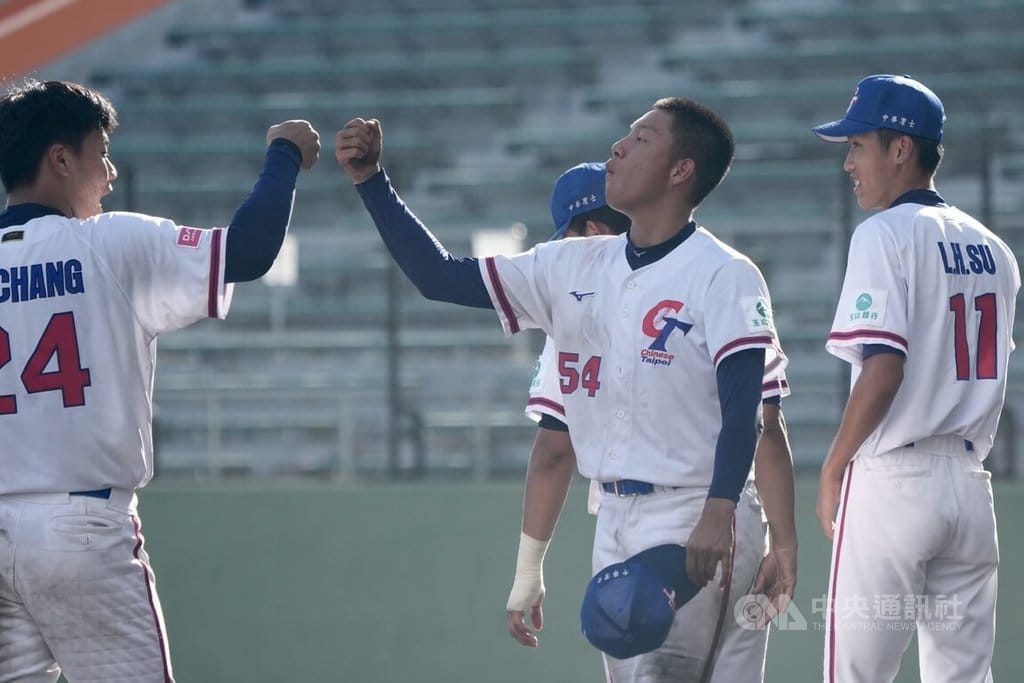 U18世界盃棒球賽台灣隊12日與波多黎各的關鍵一戰一路打到延長賽，台灣後援投手賴謙凡（右2）8局登板，投2局成功壓制對手，終場台灣以1比0氣走波多黎各，賴謙凡與隊友開心慶祝。中央社記者徐肇昌沖繩攝  114年9月12日