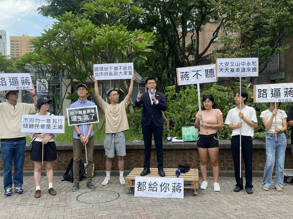 台北市議員苗博雅（中）日前出席守環行動團隊宣講，強調改善公館圓環安全，不必填平地下道，她提出《民間版安全標線改造案》，有學理支持可提升安全性。 圖：張龍僑提供