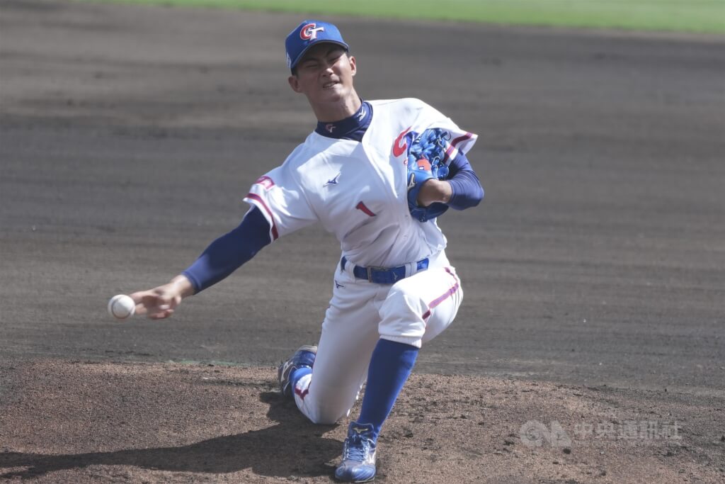 U18世界盃棒球賽超級循環賽，台灣隊12日與波多黎各交手，派出下勾投手陳世展（圖）先發上陣。中央社記者徐肇昌沖繩攝　114年9月12日
