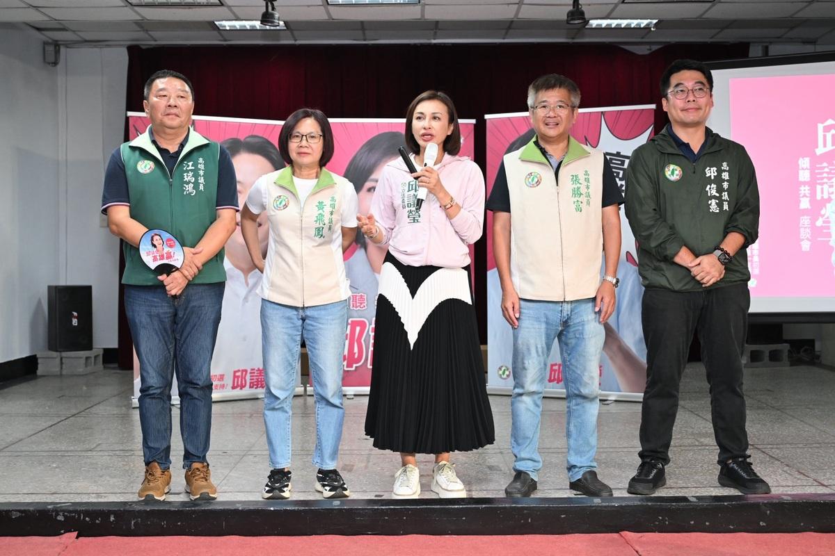江瑞鴻(左一)、邱俊憲(右一)、黃飛鳳(左二)、張勝富(右一)現身與會，力挺邱議瑩(中)初選贏。 圖：邱議瑩辦公室/提供