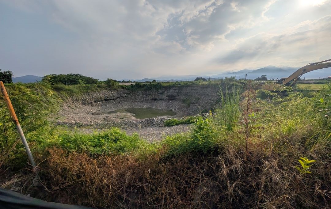 高雄市美濃區吉洋地區近期爆出，有不肖業者盜採砂石，造成當地出現大峽谷般巨大坑洞。 圖：民眾黨高雄市黨部/提供