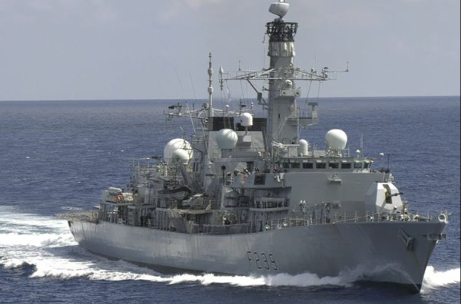 英國皇家海軍里契蒙號穿越台海。 圖/翻攝Twitter@HMS_Richmond