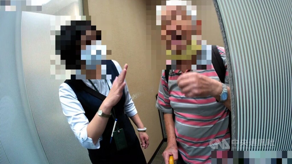 台中王姓男子（右）欲出售名下靈骨塔位，日前收到買家傳訊息稱願以高價買下，但須先提供提款卡，他到銀行要申辦時，行員發現有異報案，經員警到場與行員共同拆解詐騙手法，成功阻詐。（翻攝照片）中央社記者蘇木春傳真　114年9月13日