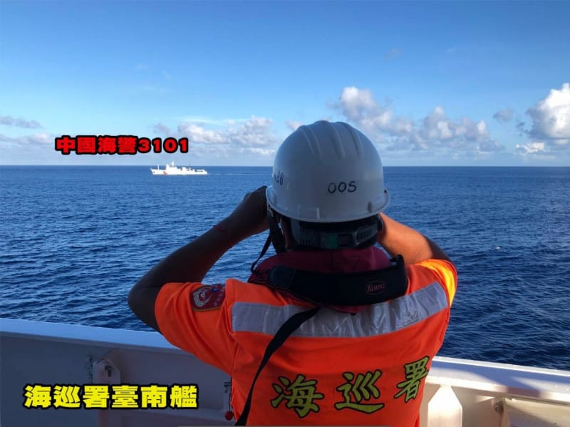 中國海警「3101」號於本月11日清晨6時15分出現在東沙島東北方28浬海域，航向東沙國家公園管轄水域，我方隨即派遣「台南艦」實施驅離。 圖:翻攝自海巡署