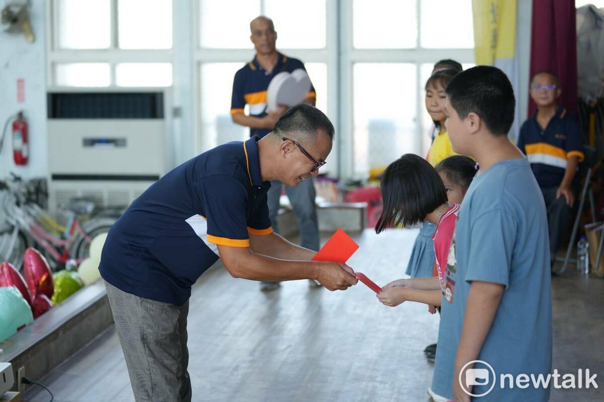 「臺17線偏鄉獎助學金計畫」頒獎典禮在北門區北門國小大禮堂盛大舉行，主辦單位當場頒發獎助學金給偏鄉學子，減輕其家庭負擔，讓孩子們能更無憂無慮地在知識的海洋中自在航行。 圖：黃博郎／攝