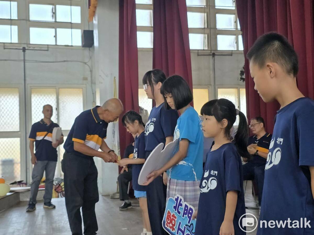 「臺17線偏鄉獎助學金計畫」頒獎典禮在北門區北門國小大禮堂盛大舉行，主辦單位當場頒發獎助學金給偏鄉學子，減輕其家庭負擔，讓孩子們能更無憂無慮地在知識的海洋中自在航行。 圖：黃博郎／攝