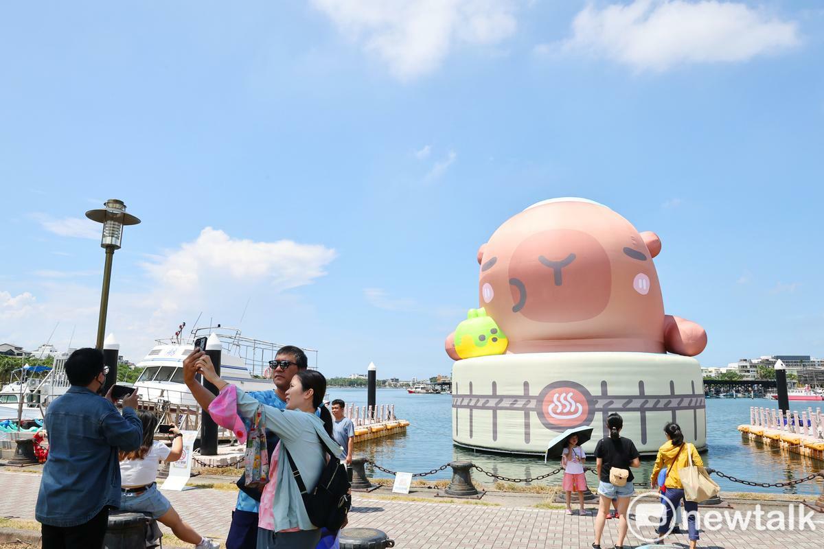 「2025卡比胖拉出沒注意！台南萌翻天」活動今(13)日起至10月19日在安平漁人碼頭周邊正式登場。上午開幕後即吸引眾多遊客進場拍照。 圖：台南市政府提供