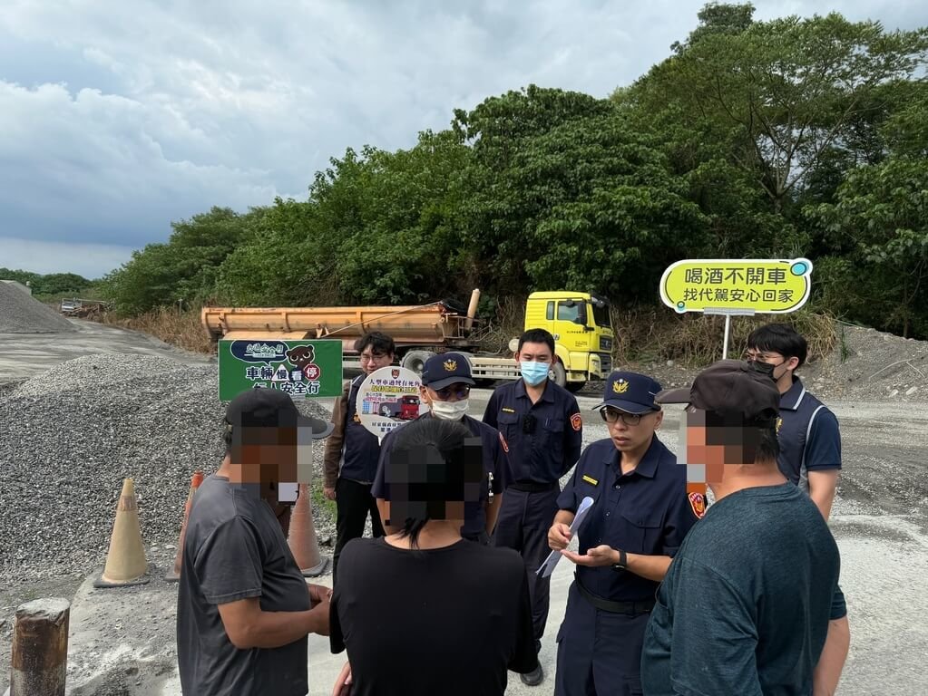 屏東里港、高樹、九如、鹽埔等地區，每天有近千輛砂石車來往行駛，為維護當地居民生活品質及交通安全，屏東里港警分局近日密集至砂石場向業者及司機宣導，要求遵守交通安全規則。（里港警分局提供）中央社記者李卉婷傳真 114年9月13日