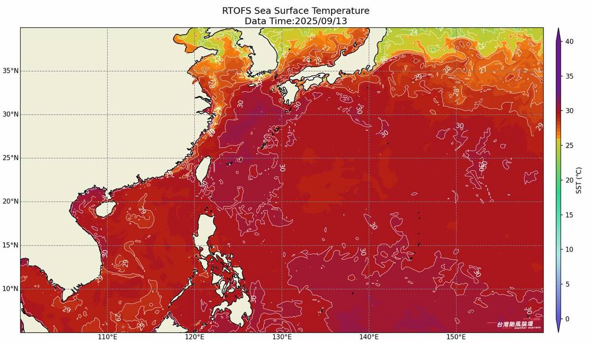 「台灣颱風論壇｜天氣特急」今日PO出台灣、日本周邊海域的海溫圖，看到圖中海溫炙熱，紅通通一片。 圖：取自台灣颱風論壇