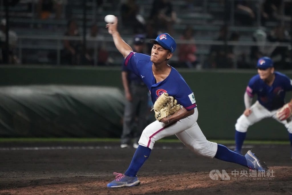 U18世界盃棒球賽台灣隊13日在超級循環賽最終戰面對強敵日本隊，6局時台灣由投打二刀的帕蘇拉．塔基斯利尼安（Pasula Takislinian）（圖）接替登板，投1局送出1次三振、無失分。中央社記者徐肇昌沖繩攝  114年9月13日