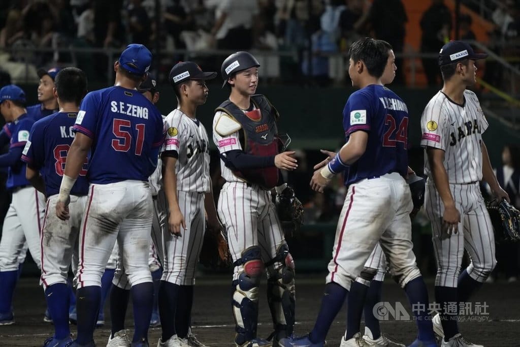 U18世界盃棒球賽超級循環賽複賽最終戰13日由地主日本隊（白衣）與台灣隊（藍衣）交手，勝敗無關晉級，終場日本以9比1大勝台灣，賽後雙方列隊互相致意。中央社記者徐肇昌沖繩攝　114年9月13日
